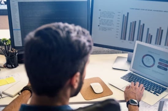 A person analysing big data